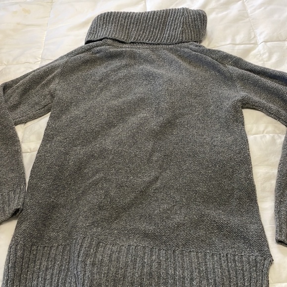 j-crew grey wool/cotton turtle neck. Size small grey shape hardly worn. - Picture 4 of 4